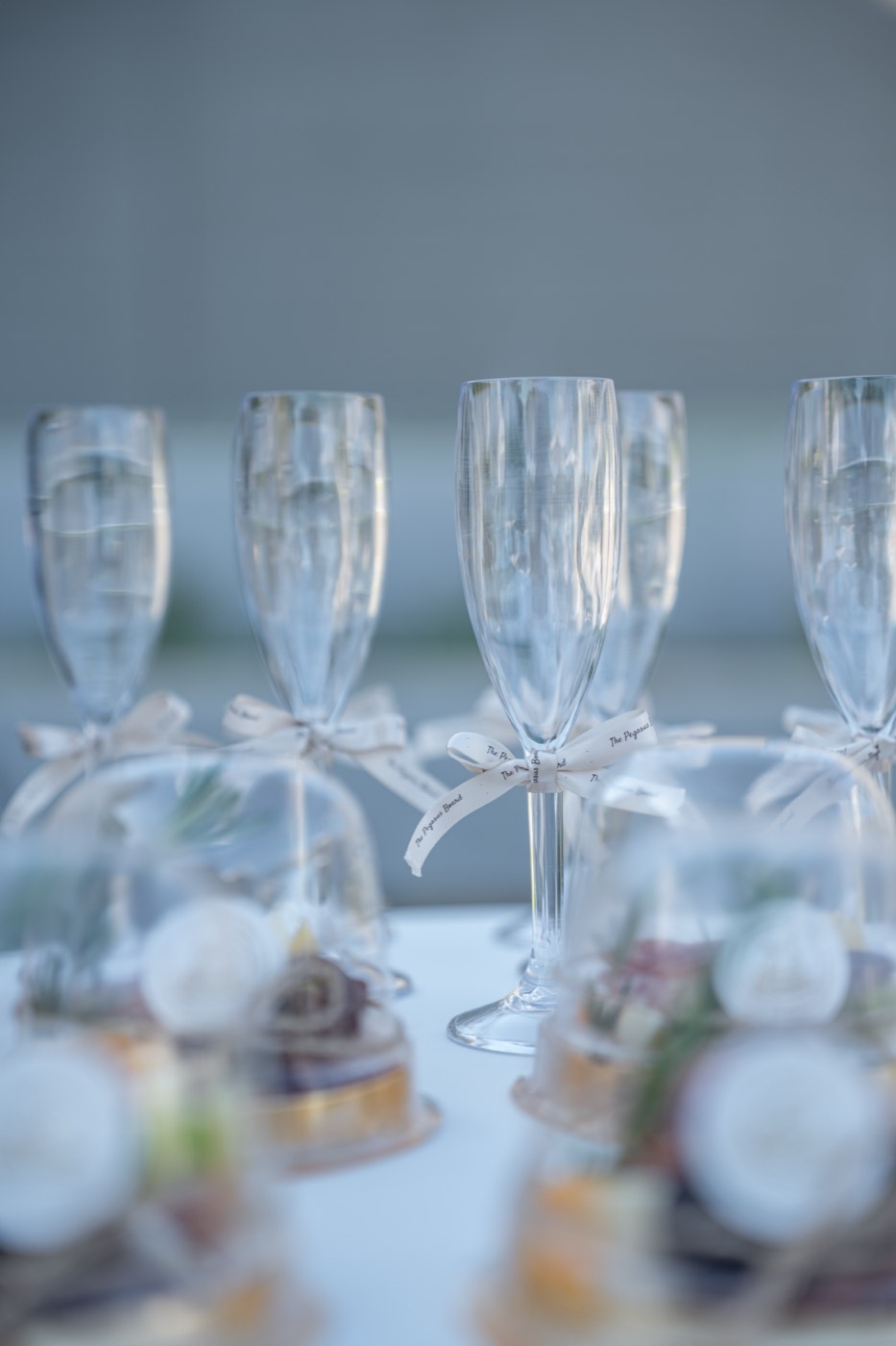 Copas con moño de listón y mini domos de charcutería