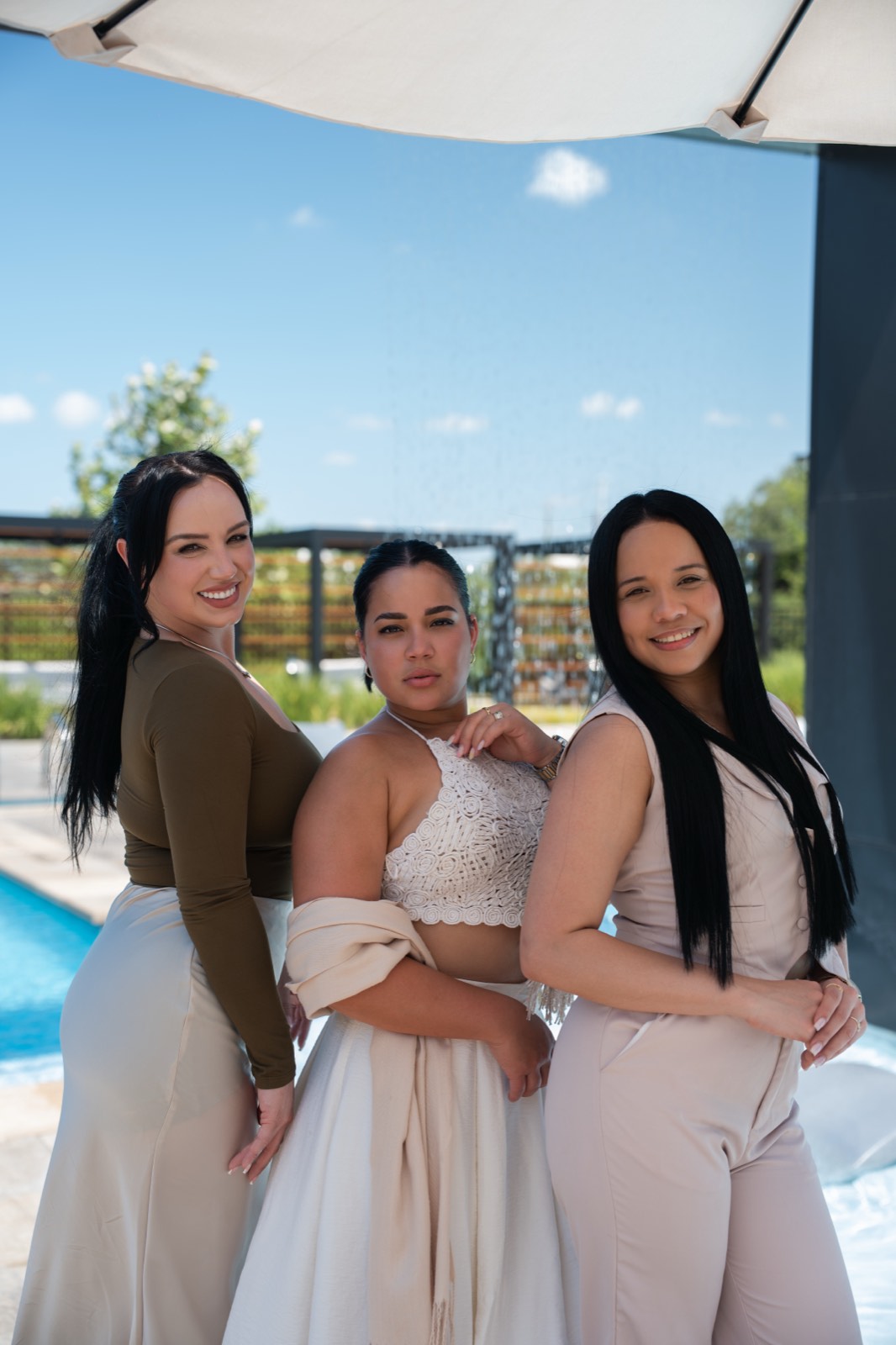 Las tres anfitrionas de The Pegasus Board en un evento junto a la alberca